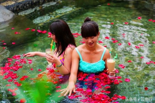 德宏梁河是旅游度假的首选，泡“野温泉”的最低消费只有10元！